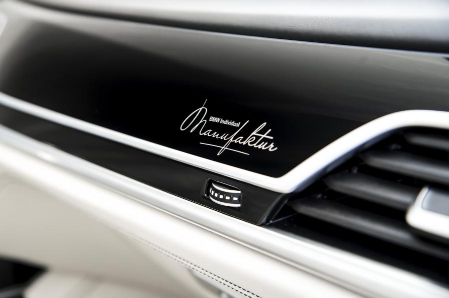 Детали интерьера BMW M760Li xDrive V12 Excellence Manufactur 2017 года  (фото 4 из 6)